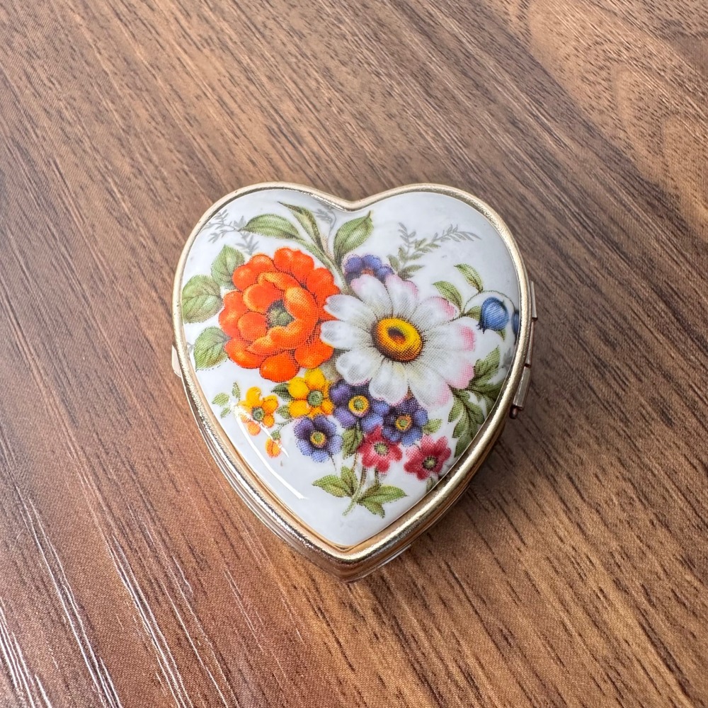 Vintage Heart Shaped Floral Pill Box Gold Tone Metal 3 Compartment Travel Japan